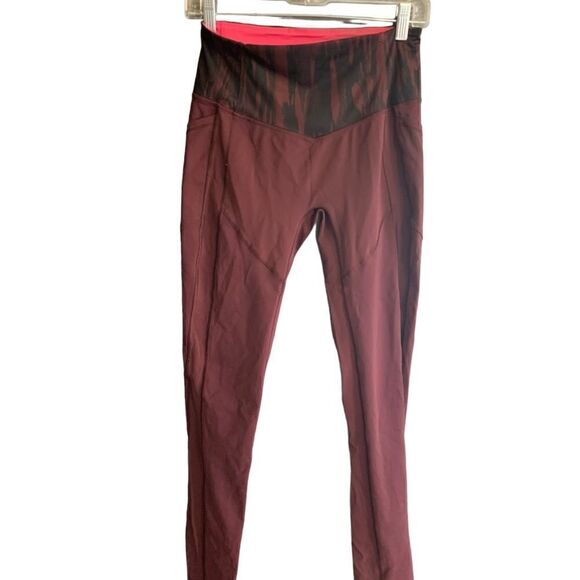 Lululemon Toasty Tech Tight Bordeaux Drama Painted Animal Design Size 8 - Picture 4 of 6